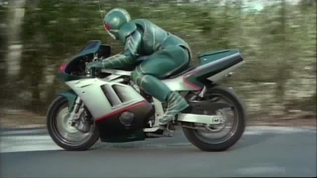 Kamen Rider Zo - Vroum vroum (avec une moto à l'éfigie du héros, si ça c'est pas la classe 8-))